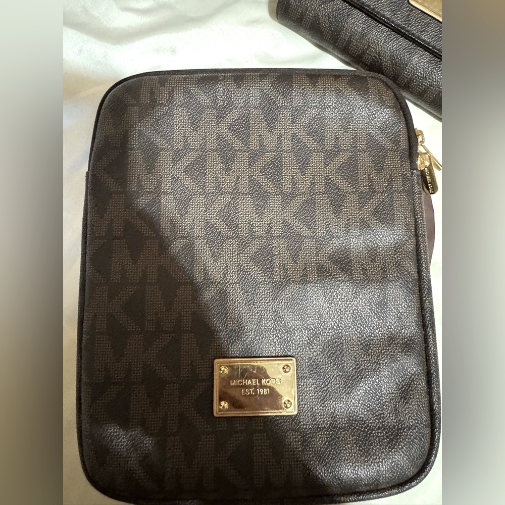Michael Kors iPad/Tablet Case
Brown/Tan with Gold MK Sig